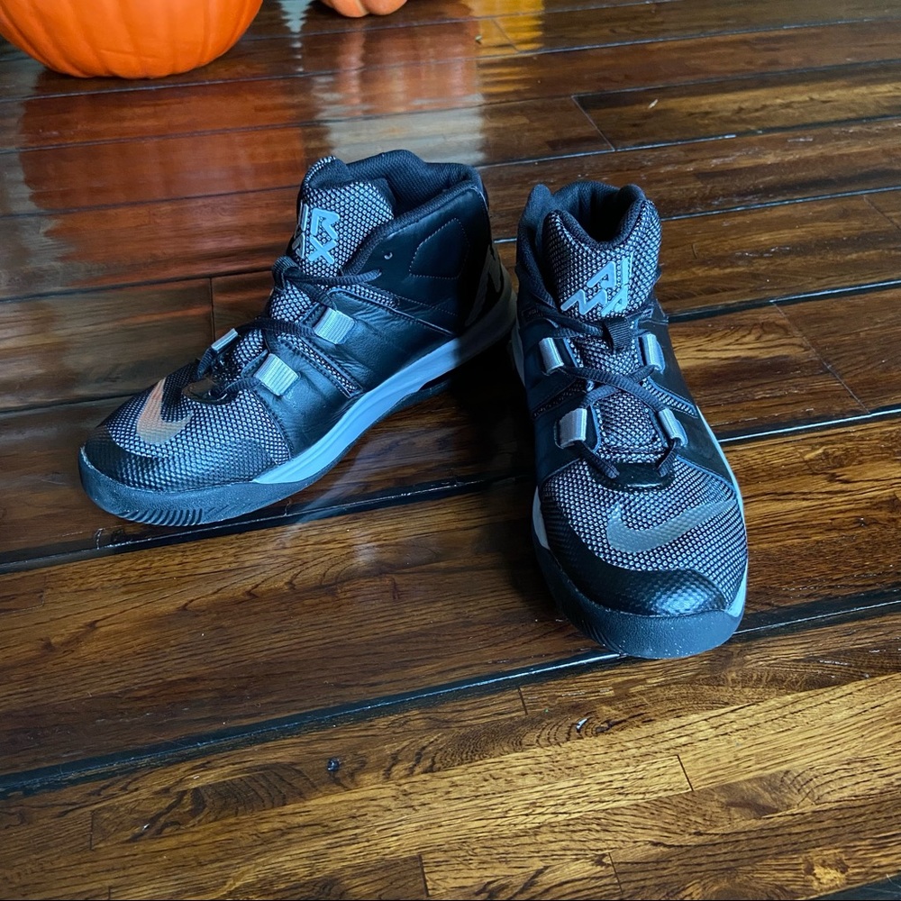 NIKE Boys Air Max Charge Sneaker